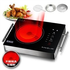 SKG SD-1815遠紅外電陶爐 無輻射不挑鍋，附贈烤盤三件套+圍裙三件套的性價比解析